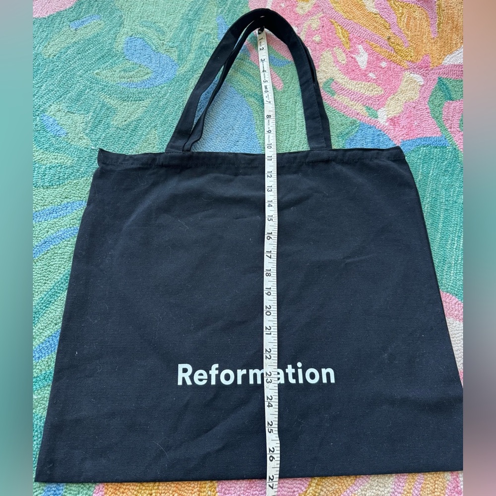 2 Reformation cotton shoppers tote
Gives effortless style vibes all day long. - Picture 4 of 9